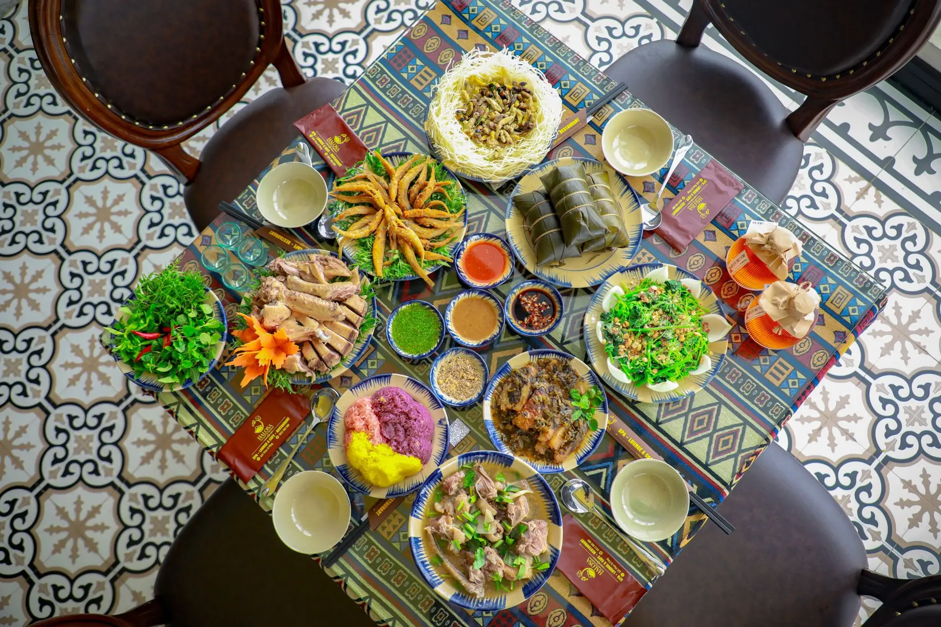 Table de spécialités vietnamiennes