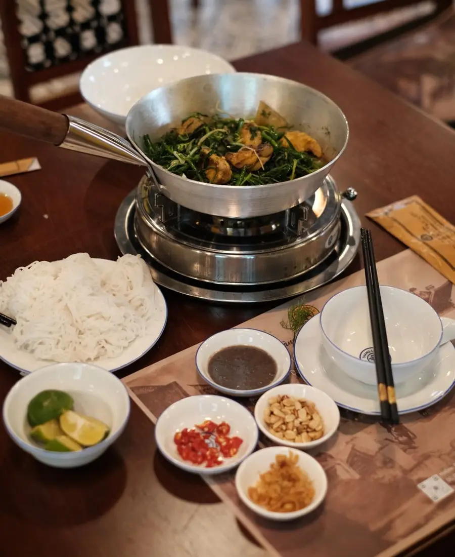 Riz et plats vietnamiens servis à table